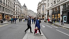 İngiltere'nin başkenti Londra'daki Regend Street'te alışveriş yapanlar