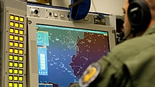Оператор НАТО следит за полетами авиации