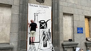 Gamlet Zinkivsky pintando en una calle de Járkov