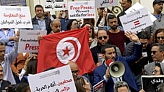 محمد ياسين الجلاصي، نقيب الصحفيين التونسيين ، يتحدث عبر مكبر صوت خلال مظاهرة للمطالبة بحرية الصحافة في تونس في 5 مايو 2022.