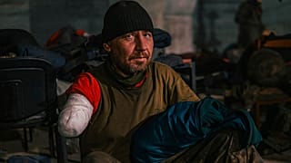 ein Soldat des Asowschen Spezialregiments, der während der Kämpfe gegen die russischen Streitkräfte verletzt wurde,