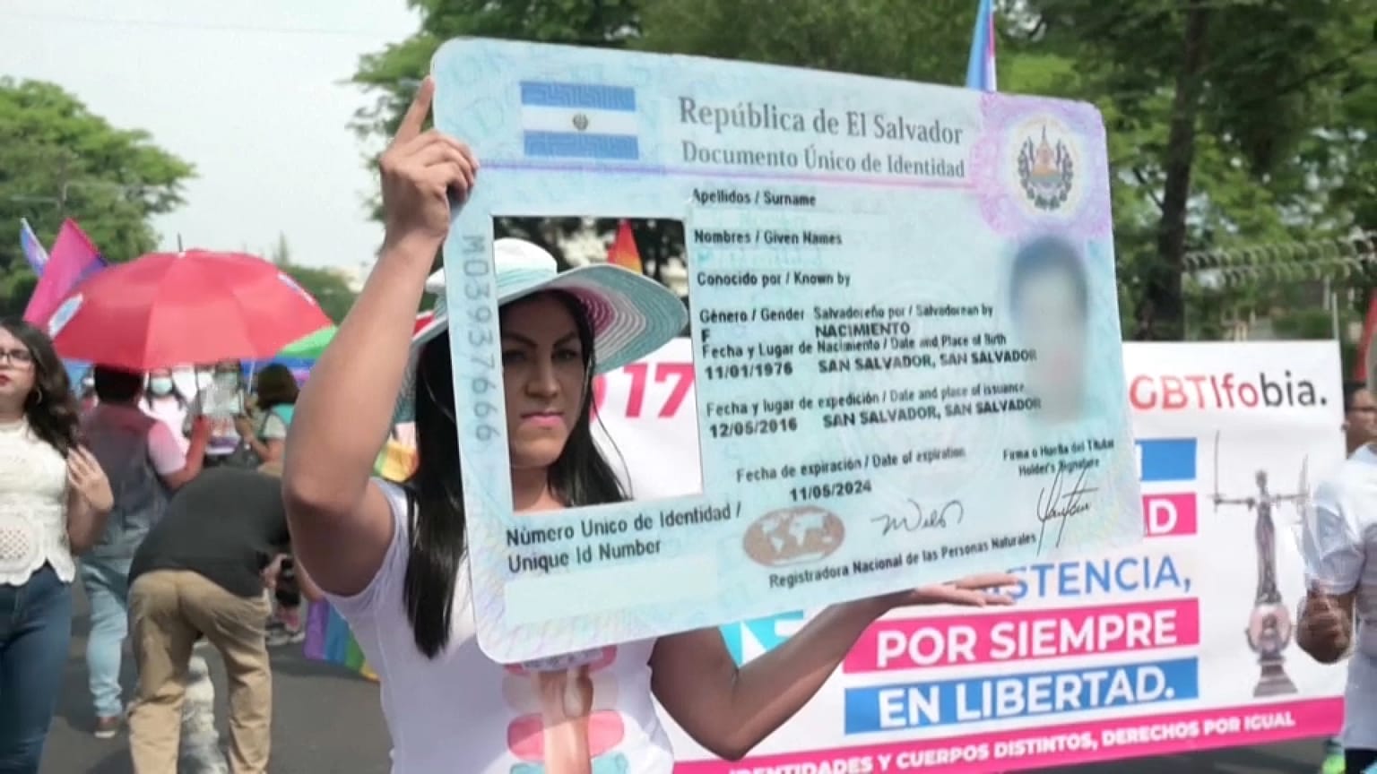 Manifestantes durante la protesta del martes en San Salvador.