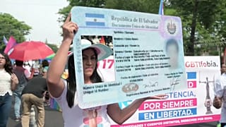 Manifestantes durante la protesta del martes en San Salvador.