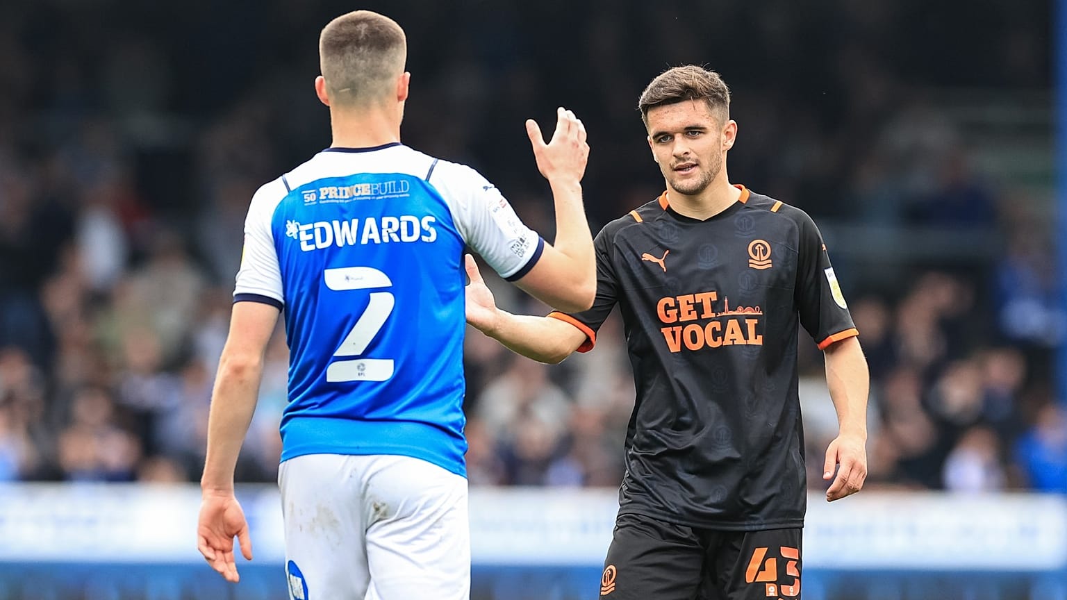 Le joueur de Blackpool, Jake Daniels, à droite, serrant la main de Ronnie Edwards de Peterborough United, le 7 mai 2022 à Peterborough