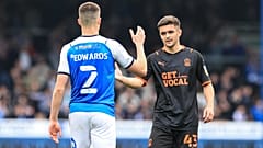 Le joueur de Blackpool, Jake Daniels, à droite, serrant la main de Ronnie Edwards de Peterborough United, le 7 mai 2022 à Peterborough