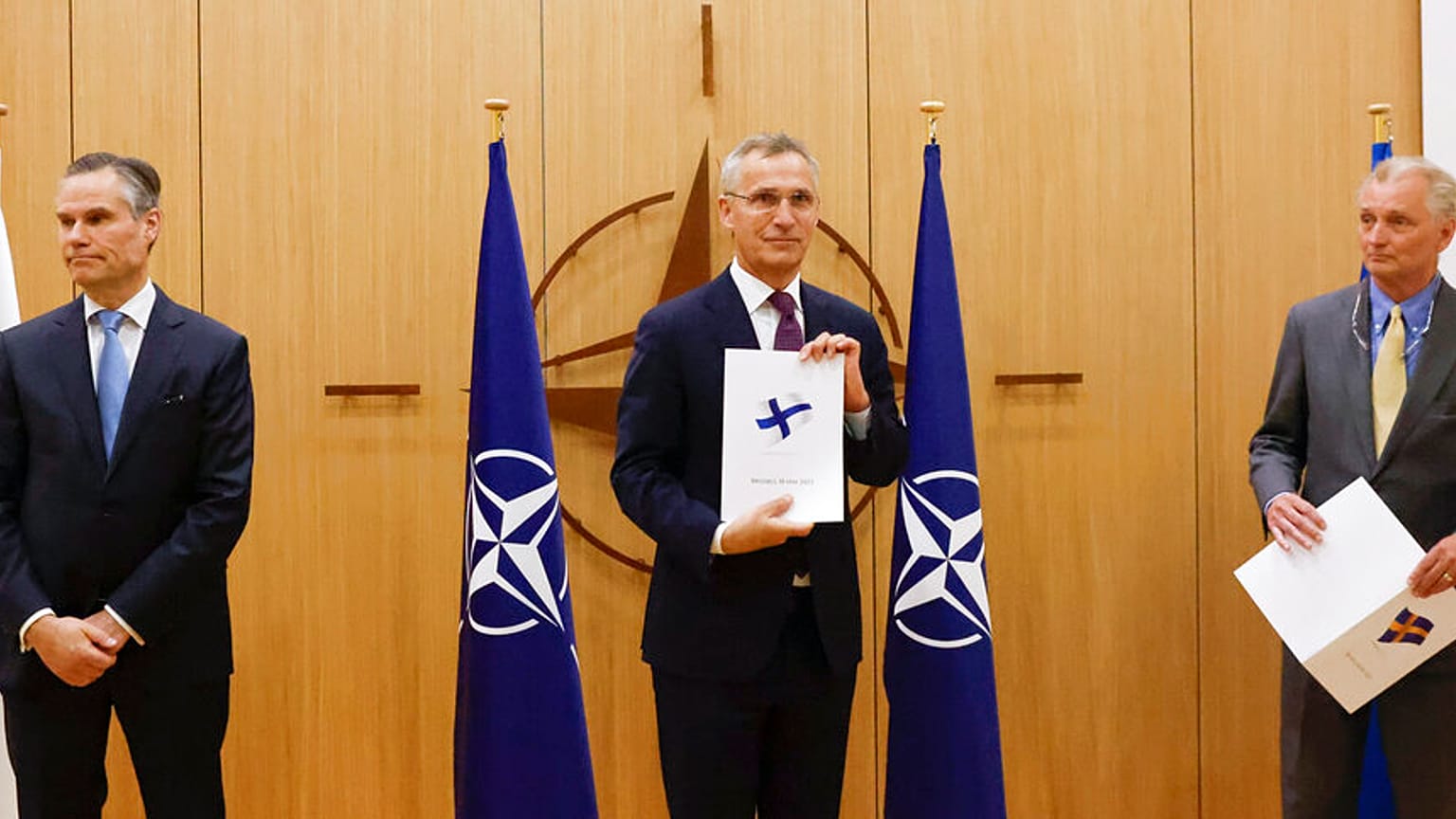 Finlandiya ve İsveç, NATO'ya üye olabilmek için resmi başvuru mektuplarını NATO Genel Sekreteri Jens Stoltenberg'e teslim etti