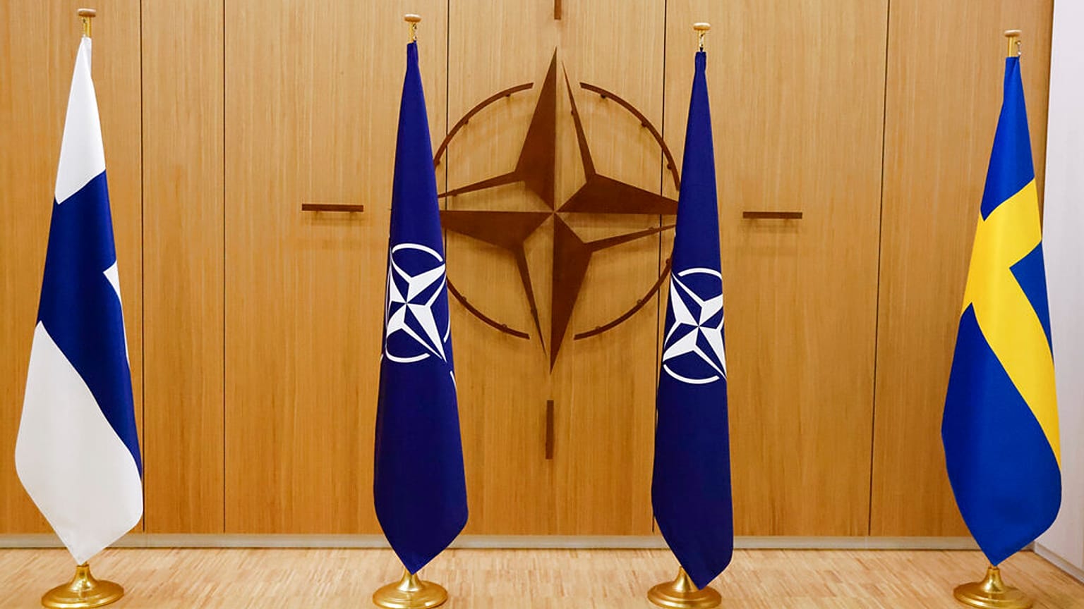 Finlandiya, NATO ve İsveç bayrakları
