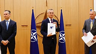 Finlandiya ve İsveç, NATO'ya üye olabilmek için resmi başvuru mektuplarını NATO Genel Sekreteri Jens Stoltenberg'e teslim etti