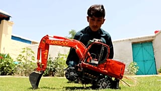 طالب الثانوية الأفغاني شاكر الله.