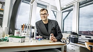 Le Dr Kasper Moth-Poulson et son équipe ont trouvé une nouvelle façon de stocker l'énergie solaire.
