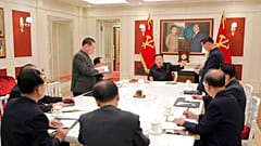 Kim Jong Un (Mitte) an einer Sitzung des Politbüros der Regierungspartei in Pjöngjang teil, 17.05.2022
