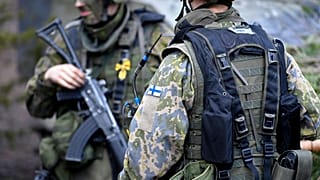 Soldados finlandeses participan en un ejercicio militar al oeste del país nórdico