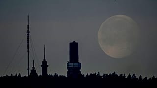 Der Himmel über dem Feldberg bei Frankfurt