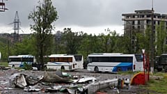 Vor dem Stahlwerk in Mariupol warten Busse auf ukrainische Kämpfer, die sich ergeben wollen 