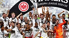 Eintracht Frankfurt in Jubelpose nach dem Triumph von  Sevilla