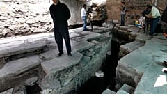 El arqueólogo Eduardo Matos Moctezuma sobre una plataforma recién descubierta en la zona arqueológica del Templo Mayor en Ciudad de México, México, 6 de octubre de 2011