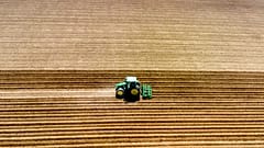 Ein Traktor bestellt ein Feld