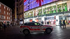 سيارة للشرطة السويسرية تقف أمام متجر في مدينة لوغانو شهد هجوماً نفذته إمرأة بسكين في 24 نوفمبر 2020.