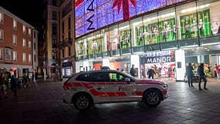 سيارة للشرطة السويسرية تقف أمام متجر في مدينة لوغانو شهد هجوماً نفذته إمرأة بسكين في 24 نوفمبر 2020.