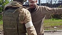 Von Moskau veröffentliche Bilder zeigen den Angaben nach ukrainische Soldaten die kapitulieren.