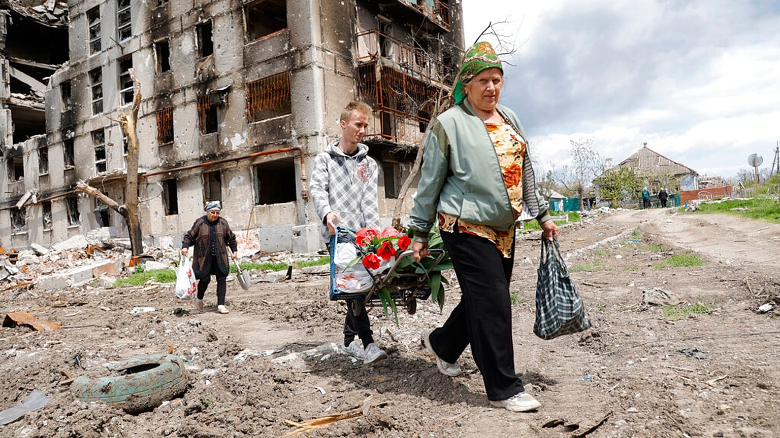 Lakhatatlanná bombázott házukat hagyják maguk mögött családok Mariupolban