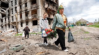 Lakhatatlanná bombázott házukat hagyják maguk mögött családok Mariupolban