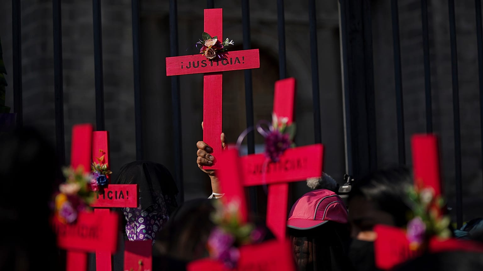 Algunas de las cruces con la palabra "justicia" que fueron alzadas por las manifestantes.