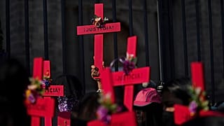 Algunas de las cruces con la palabra "justicia" que fueron alzadas por las manifestantes.