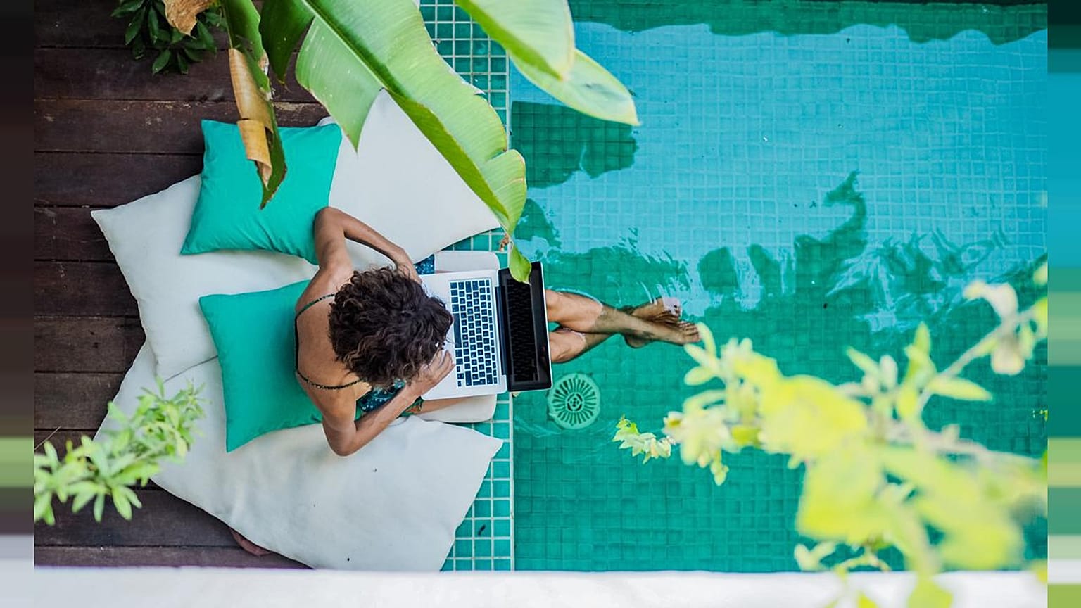 Une femme qui travaille au bord d'une piscine 