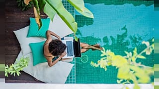 Une femme qui travaille au bord d'une piscine