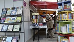 Érdeklődők a 92. Ünnepi Könyvhéten a belvárosi Vörösmarty téren a megnyitó napján, 2021. szeptember 2-án