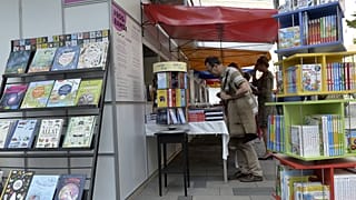 Érdeklődők a 92. Ünnepi Könyvhéten a belvárosi Vörösmarty téren a megnyitó napján, 2021. szeptember 2-án
