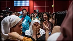 فرحة عدد من مواطيني مدينة غرونوبل بعد قرار البلدية بالسماح للنساء بارتداء البوركيني في المسابح 