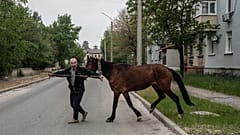 Wider Erwarten hat er sein Pferd wiedergefunden und bringt es jetzt heim.