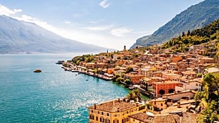 Vous pourriez explorer les rives du lac de Garde après le travail.