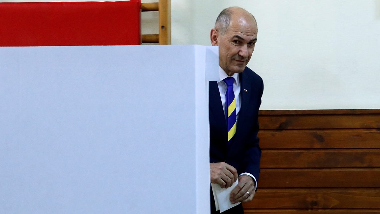 Janez Jansa szlovén miniszterelnök voksol egy sentilji szavazóhelyiségben 2022. április 24-én, a szlovén parlamenti választások napján.
