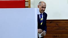 Janez Jansa szlovén miniszterelnök voksol egy sentilji szavazóhelyiségben 2022. április 24-én, a szlovén parlamenti választások napján.