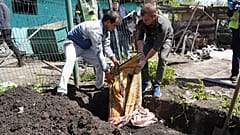 Orosz légitámadásban életét vesztő polgári áldozat holttestét exhumálják a kelet-ukrajnai Malaja Rohan faluban 2022. május 16-án - képünk illusztráció.