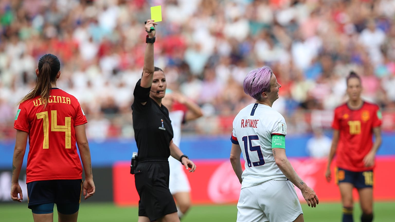 Kulcsár Katalin játékvezető sárga lapot mutat fel az amerikai Megan Rapinoe-nak a 2019-es franciaországi női vb spanyol-amerikai nyolcaddöntőjében – képünk illusztráció.