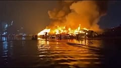 حريق هائل يلتهم المنازل في حي سكني فقير في ميناء مانيلا بالفلبين. 