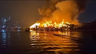 حريق هائل يلتهم المنازل في حي سكني فقير في ميناء مانيلا بالفلبين.