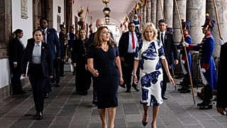 السيدة الأولى جيل بايدن مع السيدة الأولى للإكوادور ماريا دي لورديس ألسيفار دي لاسو في قصر كارونديليت في كيتو، الإكوادور 19/05/2022