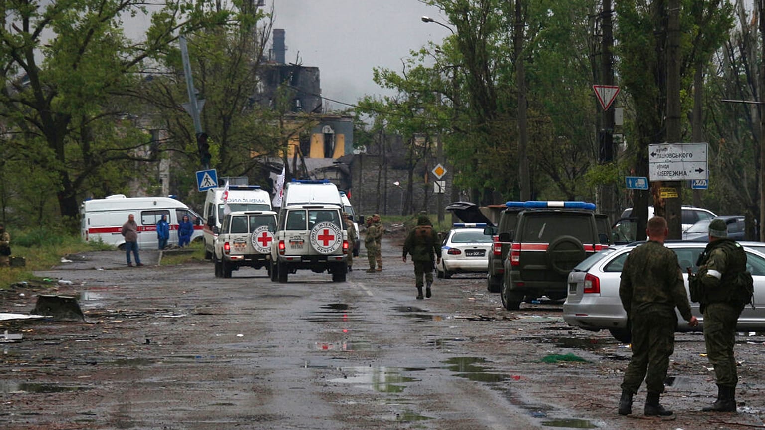 Машины Международного комитета Красного Креста едут к заводу "Азовсталь" 18 мая 2022