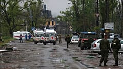 Машины Международного комитета Красного Креста едут к заводу "Азовсталь" 18 мая 2022