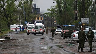 Машины Международного комитета Красного Креста едут к заводу "Азовсталь" 18 мая 2022