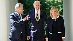 Finlandiya Cumhurbaşkanı Sauli Niinistö (solda), İsveç Başbakanı Magdalena Andersson (sağda) ile Beyaz Saray'da ABD Başkanı Joe Biden ile görüştü