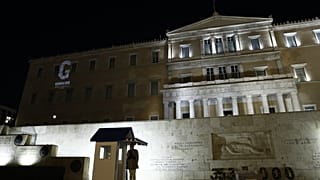 Το κτίριο της ελληνικής βουλής με το γράμμα G (Genocide)