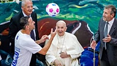 Argentinischer Mittelfeldspieler Maxi Rodriguez mit Papst Franziskus