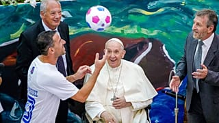 Argentinischer Mittelfeldspieler Maxi Rodriguez mit Papst Franziskus