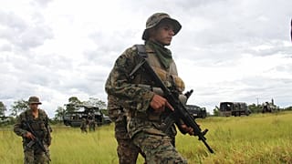 Soldados del ejército paraguayo patrullan la zona donde los ciudadanos alemanes Robert Natto y Érika Reiser fueron asesinados por el Ejército del Pueblo Paraguayo en 2015.